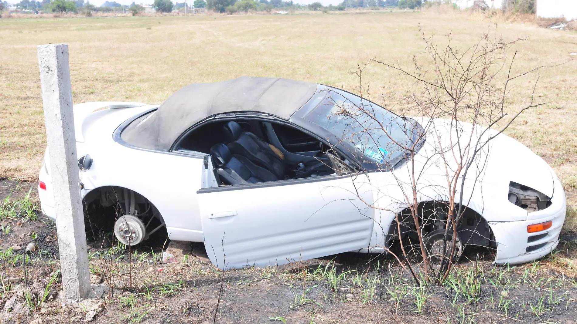 el vehiculo estaba abandonado y desvalijado